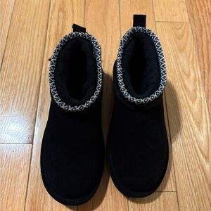Cozy women’s slide on booties.